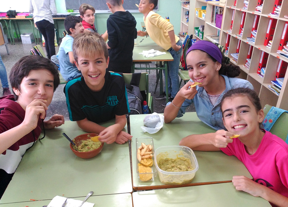 Nens de la classe menjant guacamole