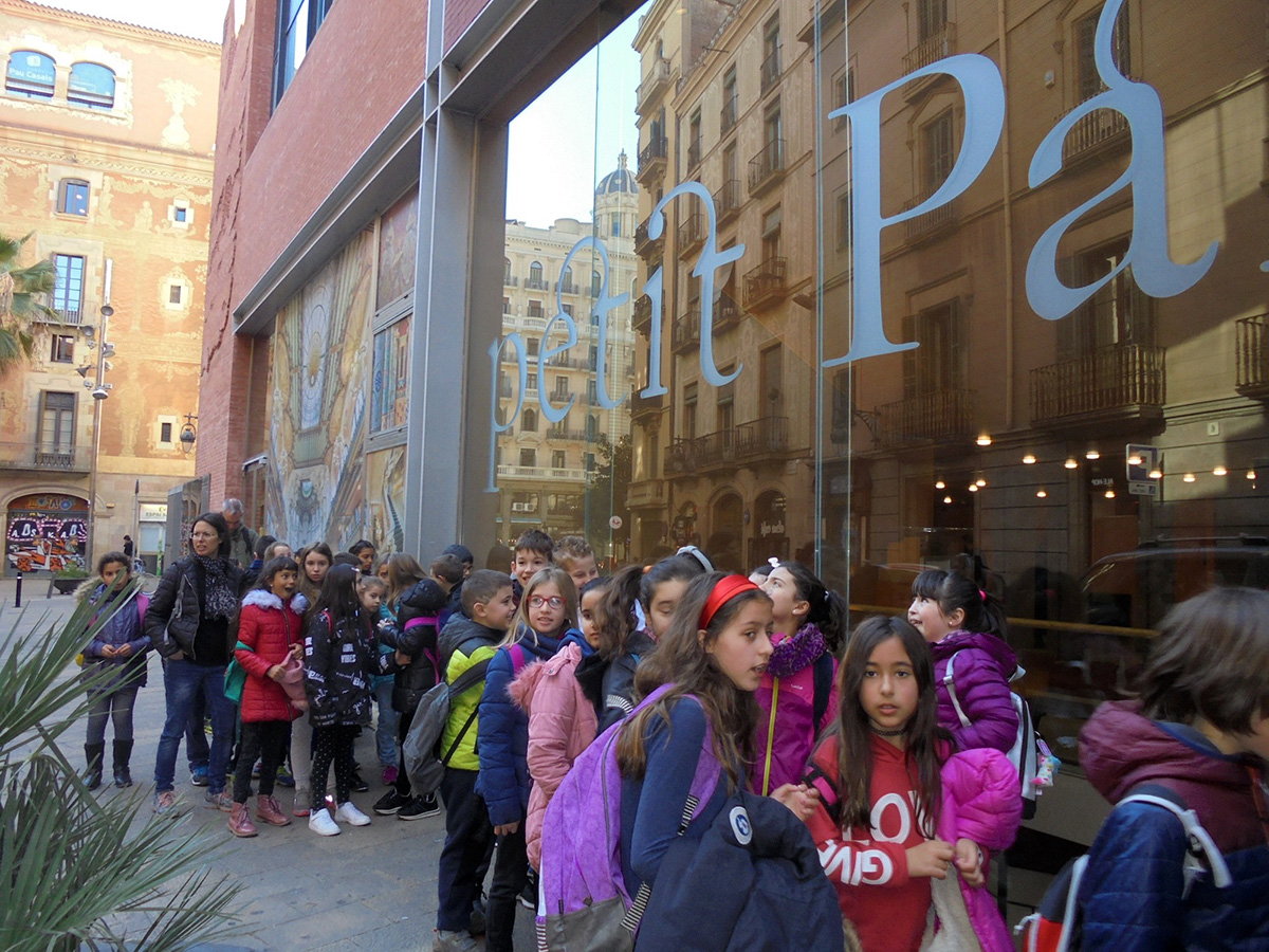 Alumnes davant el Palau de la Música de Barcelona