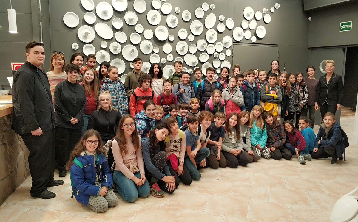 Nois i noies visitant l'escola d'hoteleria Joviat de Manresa